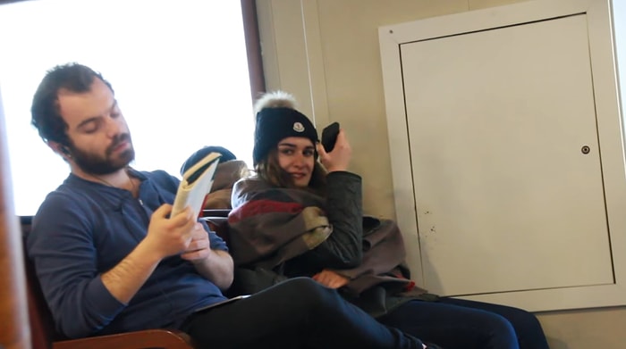 Sessiz Bir Ortamda Yanlışlıkla Yüksek Sesle Müzik Dinlemek