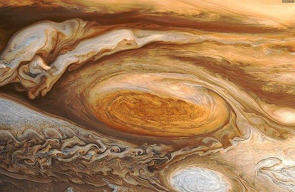 15. Satürn ve Jüpiter'de elmas yağmurları görülüyor.