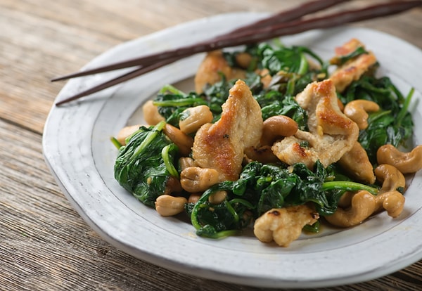 3. Куриная грудка с кешью и шпинатом