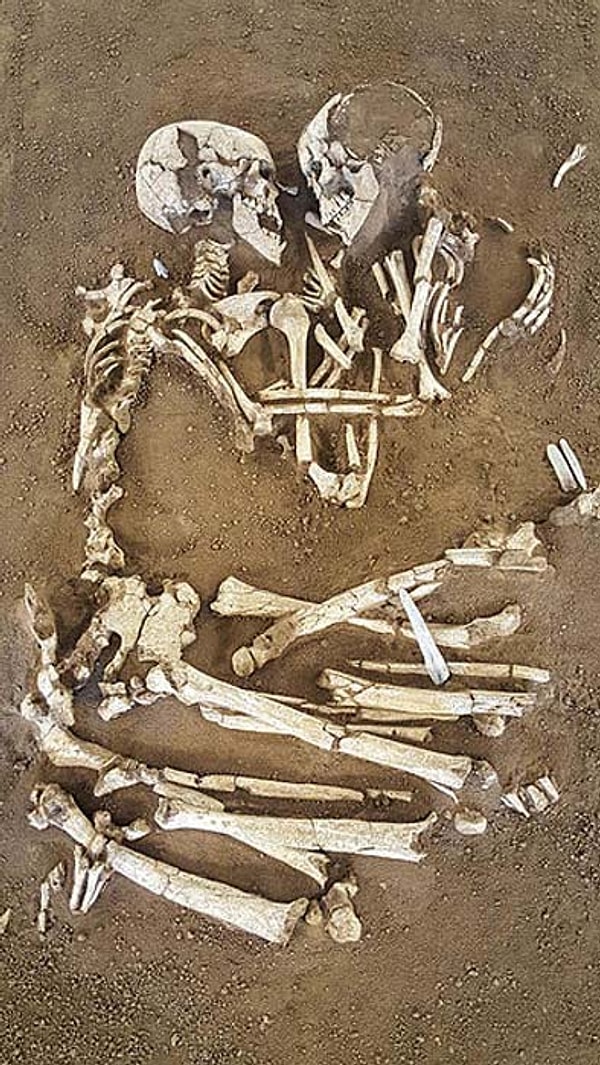 5. На костях этой пары были обнаружены следы стрел. По всей вероятности, в молодых людей стреляли, но перед смертью они смогли найти в себе силы на прощальный поцелуй и объятия. Менотти предполагает, что сначала умер юноша, а уже затем его возлюбленная.