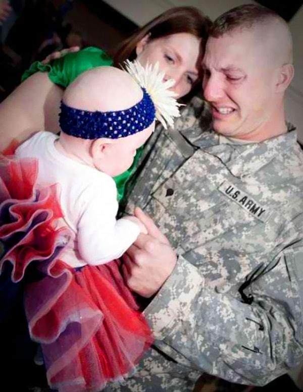 14. Babası askerde görevliyken doğan bu bebek, onunla ilk kez tanışıyor.