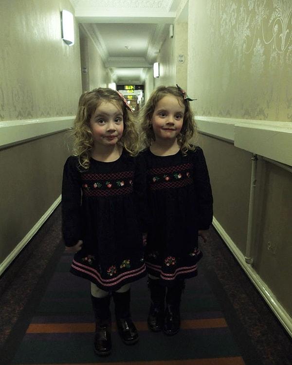 Bu ikizler 'The Shining' filminden canlandırdıkları meşhur sahneyle Londra'da bir otelde kalan misafirlerin ödlerini kopardı.