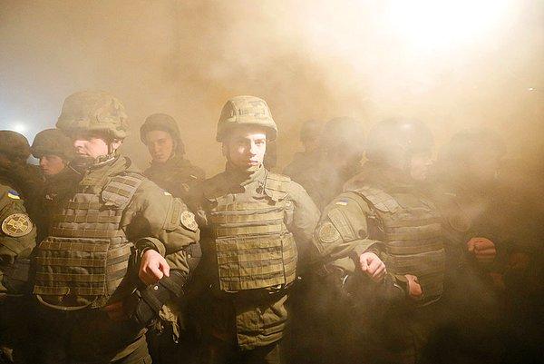 7. Ukrayna Askeri Gönüllülük Günü'nde askerler; demiryollarından gelen kargo trenlerini durduran protestoculara yardıma giden milliyetçi grupları engelliyor.
