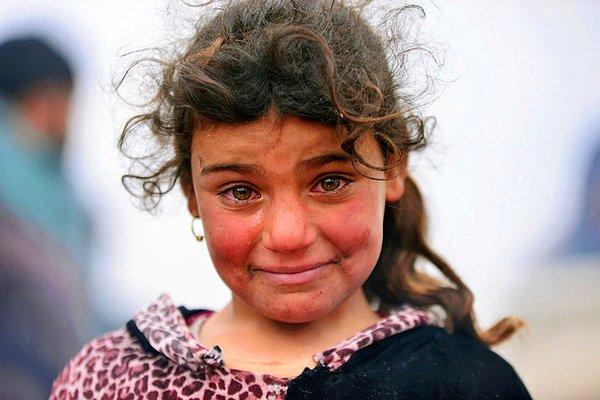 12. Irak'ın Baduş yakınlarında meydana gelen ordu ve IŞİD çatışması yüzünden evinden ayrılmak zorunda kalan bir kız.