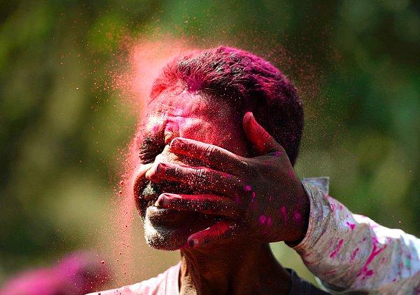 20. Hindistan'ın Mumbai şehrinde bir adam Holi kutlamaları sırasında boyaya bulanıyor.