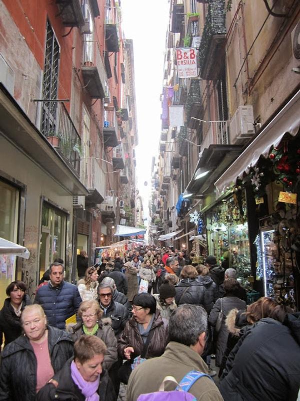 Napoli ile ilgili meşhur olan birçok şey var: Yemekleri, tarihi, hatta halkının kendini İtalyan olarak değil de "Napolili" olarak tanımlaması...