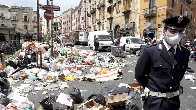 Tüm dünyada haber olan, "2008 Çöp Krizi", mafyanın işin içinde olduğu bir problem. Sonuç ise resimdeki gibi bir hal aldı.