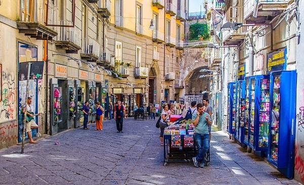 Genelde büyük gelişimlere karşı olan mafya grupları sayesinde, Napoli, şu an sahip olduğu havayı korumaya devam ediyor. Özellikle mafyanın varlığı, dedikodu bile olsa birçok turistin dikkatini çekiyor ve şehre gelmesini sağlıyor.