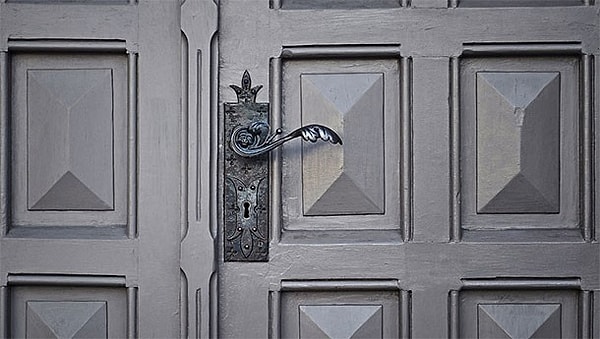 7. Если вы можете заставить кого-то сделать для вас нечто незначительное и простое, они с лёгкостью сделают для вас что-то более обременительное. Эта тактика называется "нога в двери".