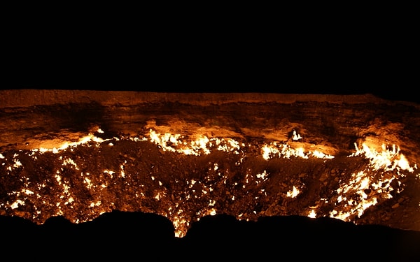 2. Его диаметр составляет примерно 60 метров, а глубина достигает 20 метров.