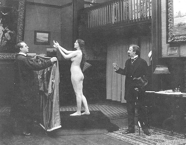 Munson is the first woman to appear naked in silent cinema.