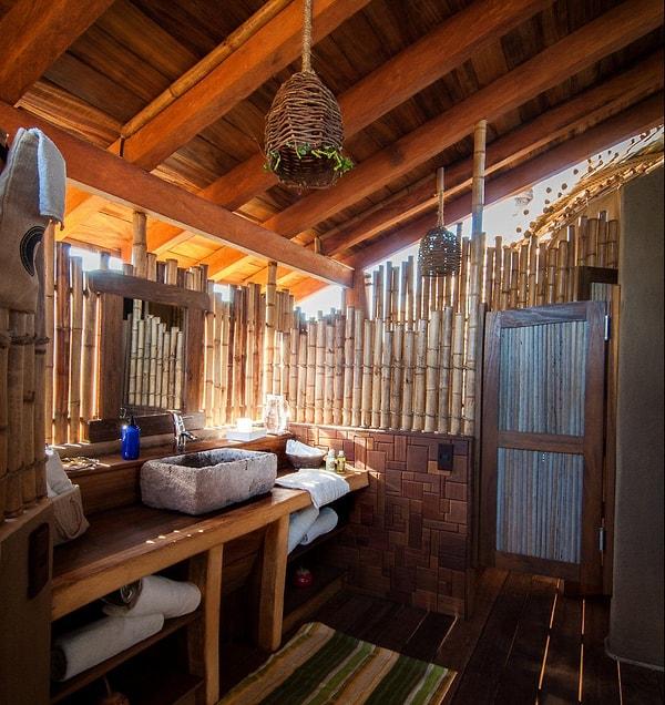 Bambudan yapılma evlerde güneş enerjisi kullanılıyor. Ağaç evdeki hamaktan sıkılırsanız (ki mümkün değil) etrafı keşfedebilirsiniz.