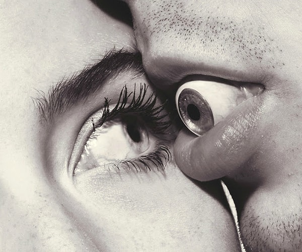 2. Вы пристально смотрели друг другу в глаза в течение нескольких минут