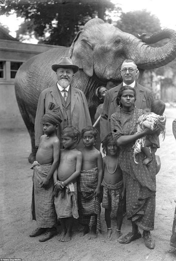 Alman zoolog Prof. Lutz Heck (solda), 1931 yılında Afrika'ya getirilmiş bir fil ve Afrikalı aile ile poz veriyor.