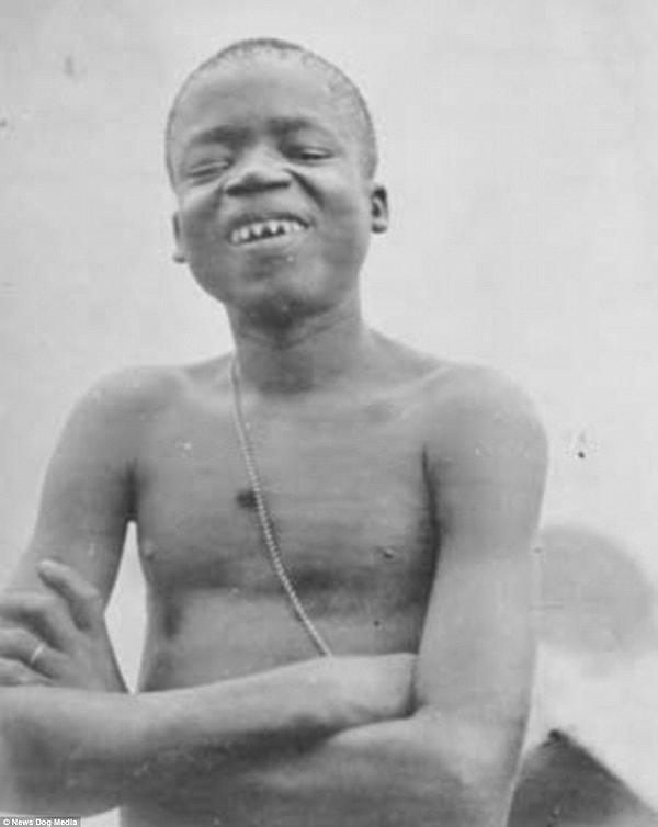 Bu Kongolu adamın ismi Ota Benga. New York Bronx Hayvanat Bahçesi'ne 1906 yılında getirildi. Evrimin 'eksik halkası' olarak tanımlanan adamı görmeye hergün 40.000 kişi geliyor ve onunla sık sık dalga geçiyordu.