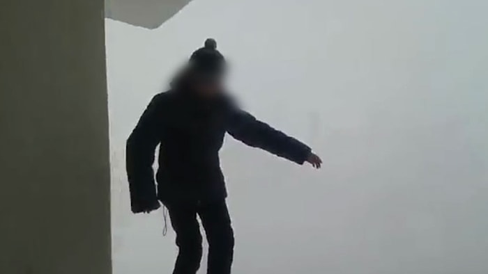 Sosyal Medya Uğruna 25. Katın Balkon Korkuluğunda Yürüyen Çocuk
