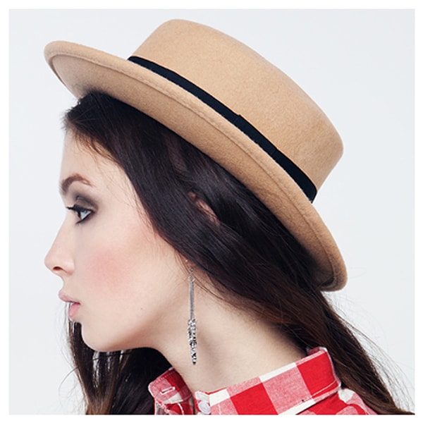 8. Знаете название этого головного убора?