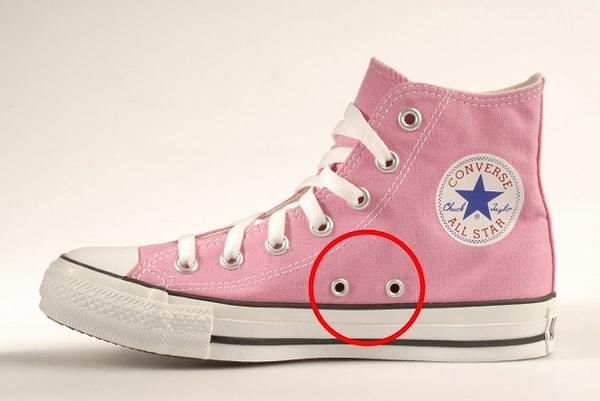 6. ''Converse'' ayakkabıların yanında bulunan iki delik: