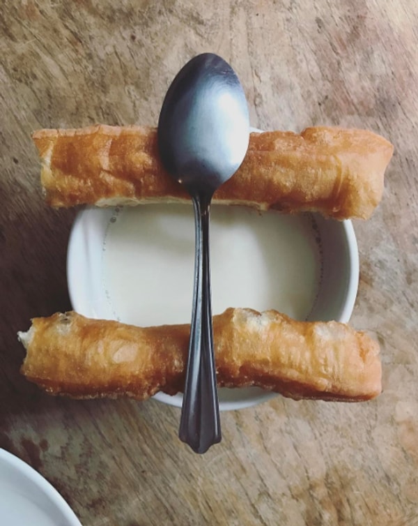 10. В Китае едят на завтрак китайскую версию пончиков - youtiao