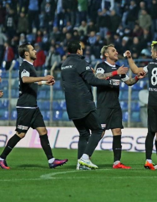 "Adana Demirsporlu Sercan Kaya ve Manisalı futbolcular attığı golün ardından çocuğunu kaybeden Manisaspor kalecisi İsmail Şahmalı'ya sarıldı."