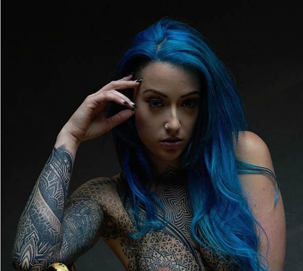 9. В ближайшее время она планирует забить еще и левую руку и ногу