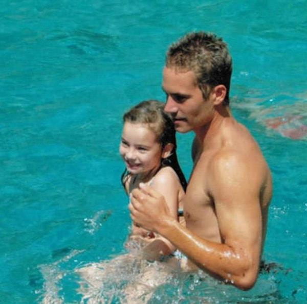Meadow hayranlarını burs yarışmasına katılma konusunda cesaretlendirmek için babasıyla havuz kenarında bir fotoğrafını paylaştı.