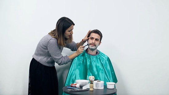 Kızlar Sevgililerini Traş Ediyor