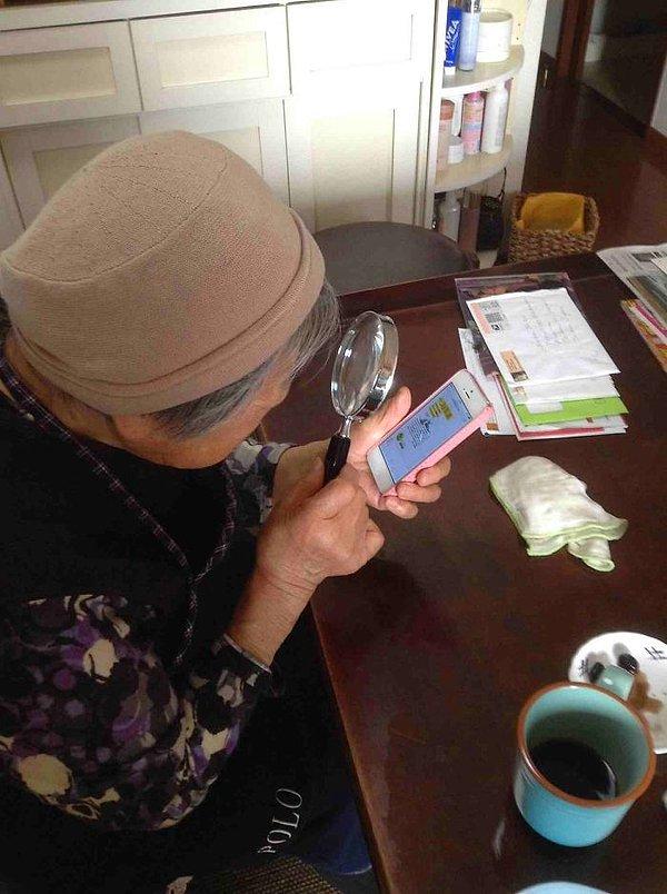 6. Japonya'da yaşayan 90 yaşındaki bu büyük anne de Iphone telefonunda nasıl zumladığını gösteriyor.