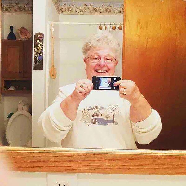 10. Hayatının ilk selfiesinde ön kamerayı ayna selfiesi çekmek için kullanan çılgın büyük anne!