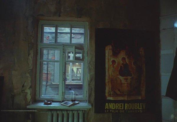 3. Andrei Tarkovsky de kendi filmine selam gönderiyor; "Andrei Rublev" filminin afişini "The Mirror"da görmek mümkün.