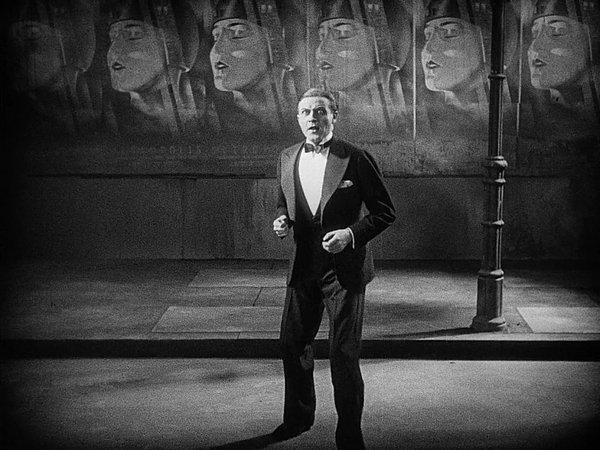 12. Fritz Lang'in klasikleşmiş filmi "Metropolis"i, "Spione" filminde görebilirsiniz.