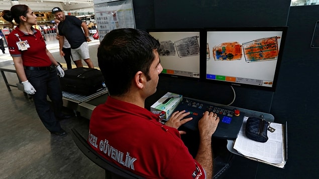 Yasakla birlikte, cep telefonundan büyük elektronik cihazların bagaja verilmesi koşulu getirilecek...