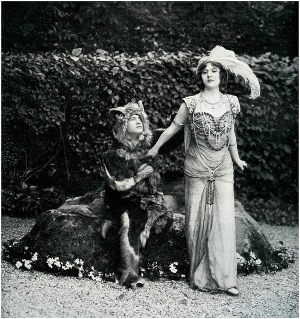 7. Переходим к 20 веку! Это театральная постановка 1908 года, где что-то непонятное волосато-меховое держит за руку очаровательную Красавицу