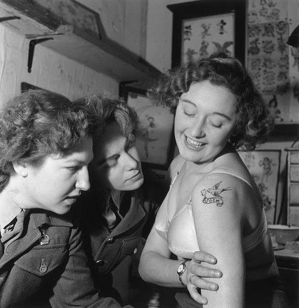 Mutlu bir müşterinin fotoğrafı. Kırlangıç dövmesi o dönemler Jessie'nin ilk dövme dükkanını açtığı Hampshire'da gerçekleşen askeri bir olayın parçasıydı.