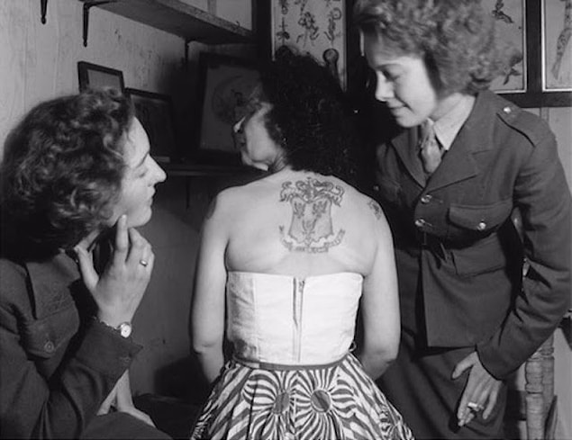 Knight işini gururla sergiliyor. Resmi olarak 1963 yılında emekli oldu, fakat 1960lı yıllardaki bir müşterisine göre en az 1965'e kadar dövme yapmaya devam etti.