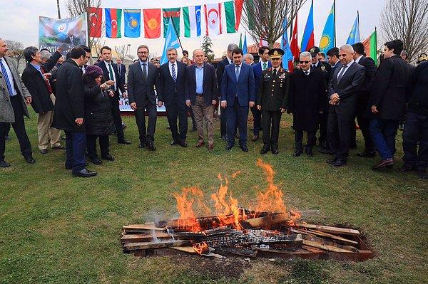 İstanbul'da Vali Vasip Şahin ve Büyükşehir Belediye Başkanı Kadir Topbaş'ın katılımıyla gerçekleştirilen Nevruz kutlamasında ateş yakıldı.