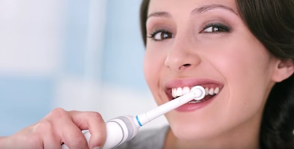 3. Чистят зубы без зубной пасты.