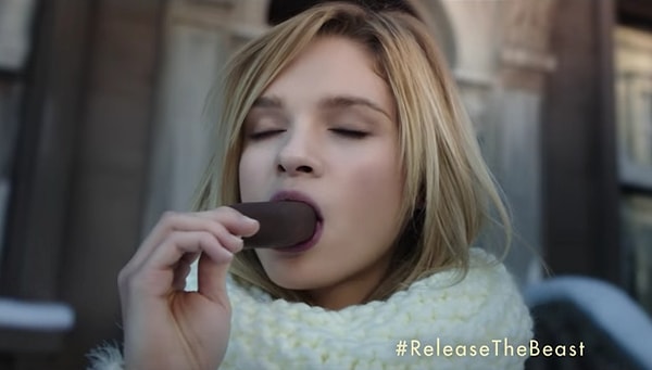 8. Закрывают глаза, откусывая мороженое, чтобы сделать процесс более чувственным.