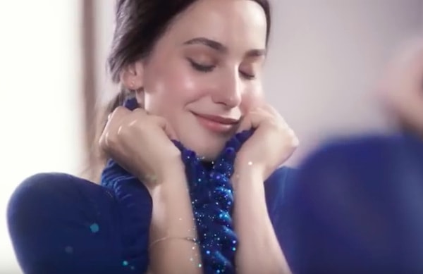 13. Блаженно улыбаются и закрывают глаза сразу после того, как надели кофту, постиранную с кондиционером для белья.