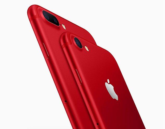 Apple yeni kırmızı modeli için meraklılarına şu fotoğrafla göz kırptı.