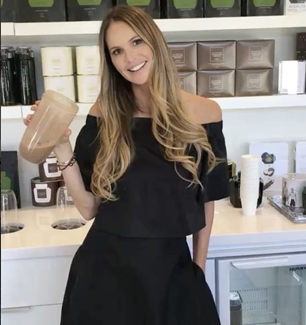 3. Сколько лет этой прекрасной блондинке?