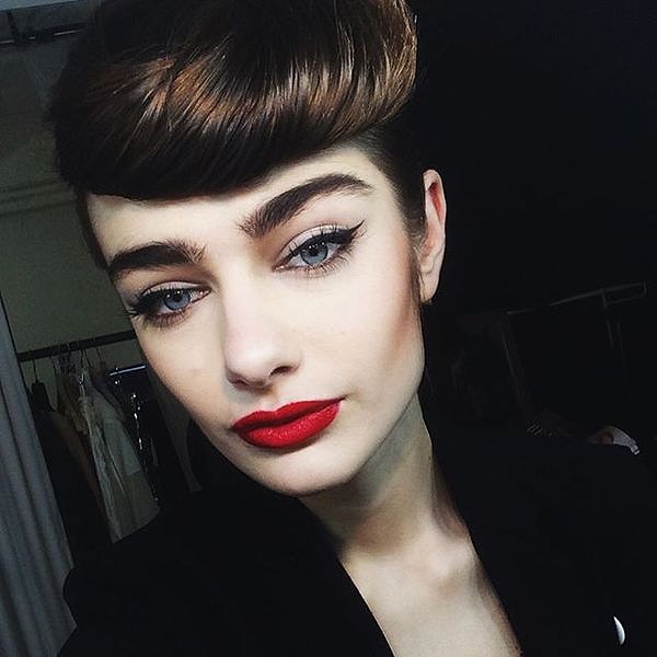 6. А сколько лет вы дадите этой манекенщице с великолепными голубыми глазами?