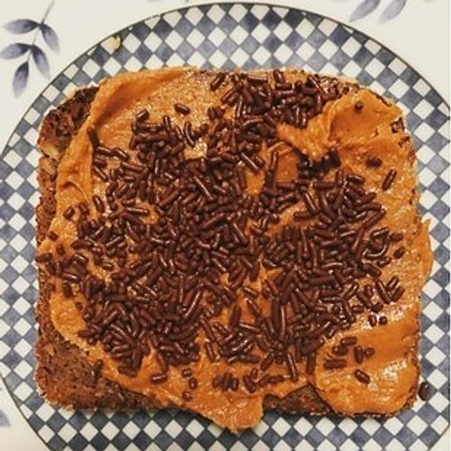 Hollanda'da kızarmış ekmeğin üzerine pasta süsü serpiyorlar.