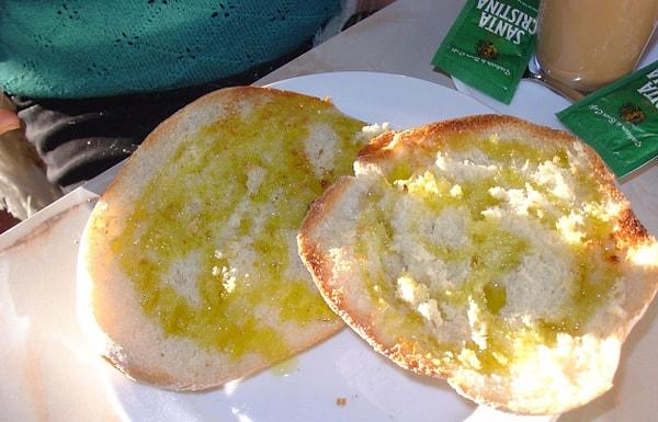 4. İspanya'nın Endülüsya bölgesinde ekmek üzerine zeytinyağı sabah kahvaltısı.