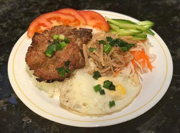 11. Vietnamlılar ise sabah kahvaltısında kırık pirinç pilavı, domuz eti ve buharda pişmiş yumurta tercih ediyor.