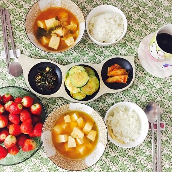 13. Kore'de ise sabah kahvaltısı, öğle ve akşam yemeği genelde benzer yiyecekler oluyor.