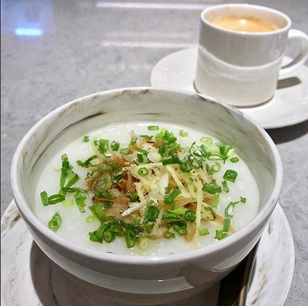 14. Congee, Singapurda yulaf lapasına, balık, domuz veya yumurta etklenerek yapılan kahvaltı yiyeceği.