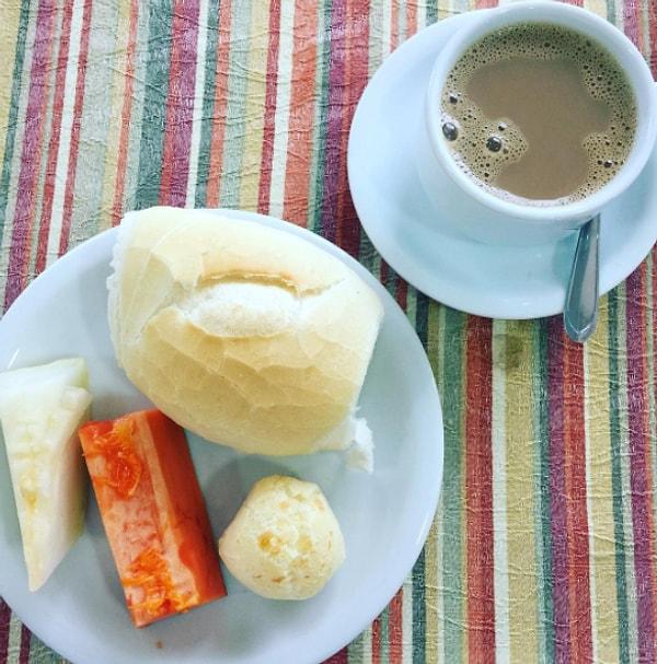28. Brezilyalılar ise taze Fransız ekmeği, meyve ve kahve üçlüsüyle güne başlıyor.