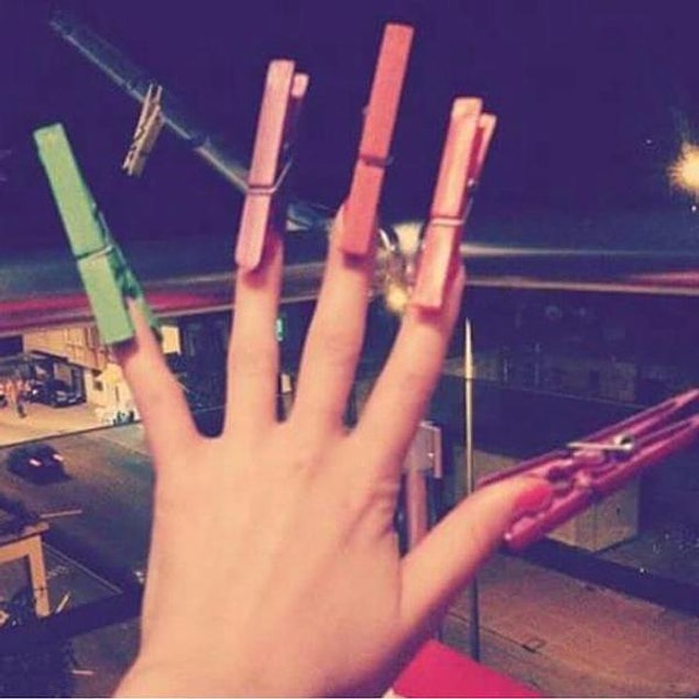 13. Acısına rağmen her parmağa mandal takmak.