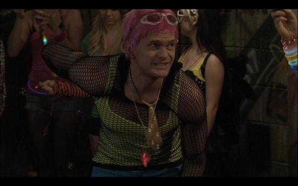 12. 4. sezonda "Murtaugh" adlı bölümde Barney partiye giderken bile kravat takıyor.